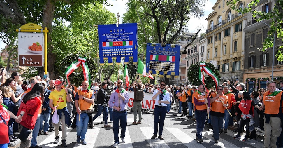 Il 25 aprile del centrodestra: Forza Italia Giovani sfila con l’Anpi, sindaco leghista canta «Bella ciao»