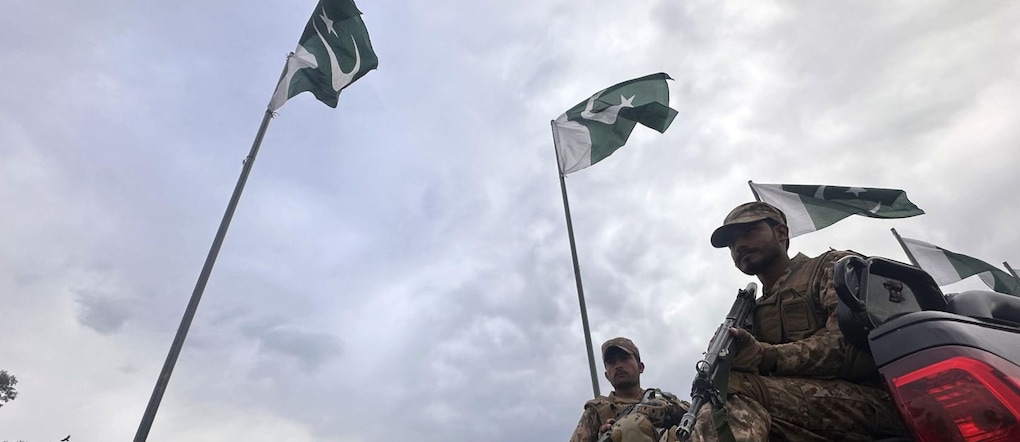 Soldati dell'esercito pakistano montano la guardia a un posto di blocco nel quadro di un rigoroso dispiegamento di forze di sicurezza in vista dei previsti colloqui di pace tra Stati Uniti e Iran, a Islamabad, in Pakistan, il 24 aprile 2026. Islamabad rimane soggetta a rigide misure di sicurezza, con le principali strade chiuse al traffico e i trasporti pubblici sospesi, per garantire che la città sia pronta ad accogliere un possibile secondo round di colloqui di pace tra Stati Uniti e Iran, nonostante l'incertezza riguardo alla tempistica dei negoziati.  EPA/SOHAIL SHAHZAD EPA