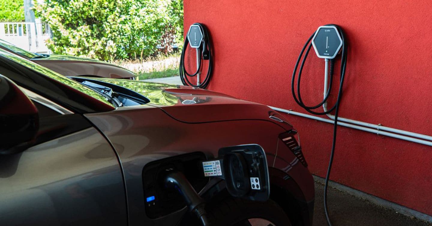 Auto elettriche, colonnine intelligenti da Dimegaseluce e Silla Industries