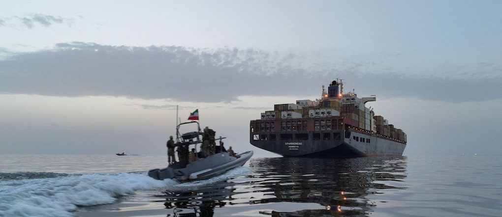 In questa immagine ottenuta da Reuters il 24 aprile 2026, si vede la nave Epaminondas durante il sequestro da parte del Corpo delle Guardie Rivoluzionarie Islamiche (IRGC) nello Stretto di Hormuz, in Iran. Meysam Mirzadeh/Tasnim/WANA (West Asia News Agency) via REUTERS via REUTERS