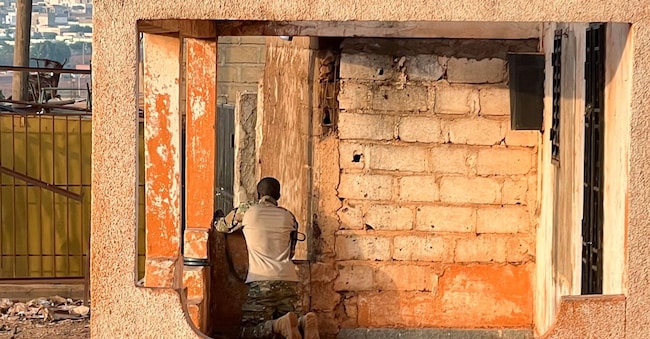 Un soldato maliano posizionato a Kita, durante gli attacchi del 25 aprile REUTERS