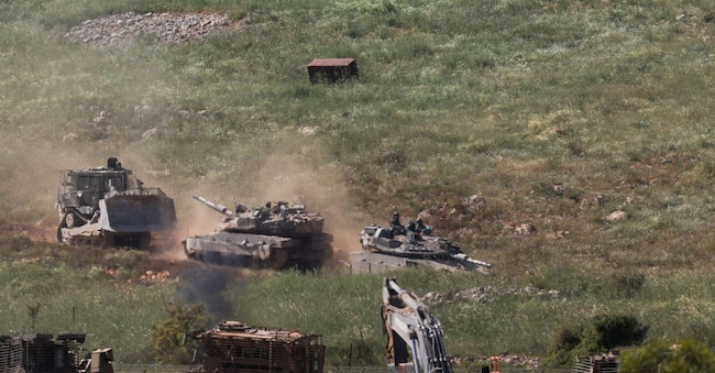Carri armati e un veicolo blindato avanzano in Libano, come si vede dal lato israeliano del confine tra Israele e Libano, nel nord di Israele, il 25 aprile 2026. REUTERS/Florion Goga