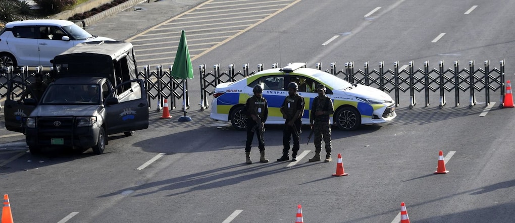 Posto di blocco nei pressi dell’hotel Serena, sede dei colloqui di pace tra Stati Uniti e Iran, a Islamabad, in Pakistan EPA