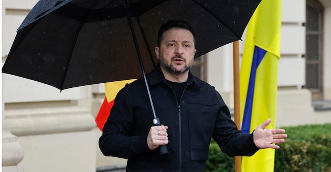 epa12914890 Il presidente ucraino Volodymyr Zelensky parla con i giornalisti prima di incontrare la presidente moldava Maia Sandu al Palazzo Mariinsky di Kiev, Ucraina, il 26 aprile 2026.EPA/SERGEY DOLZHENKO EPA