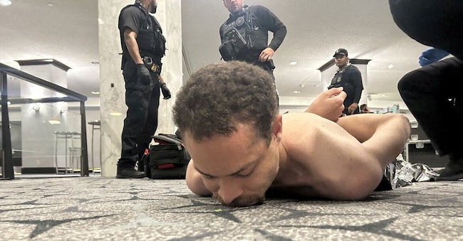 Cole Tomas Allen, fermato a terra dalla polizia, in un’immagine postata sui social da Donald Trump  via REUTERS