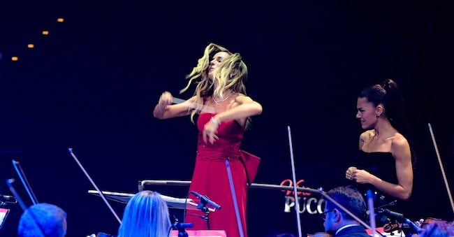 La direttrice d'orchestra Beatrice Venezi e Bianca Guaccero negli studi Rai di Napoli dove hanno registrato il programma 'Viva Puccini'   2024  ANSA  /  CIRO FUSCO ANSA