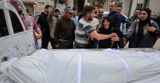 I funerali dei palestinesi uccisi dai colpi di arma da fuoco e dai bombardamenti di carri armati israeliani a Gaza City (Reuters) REUTERS