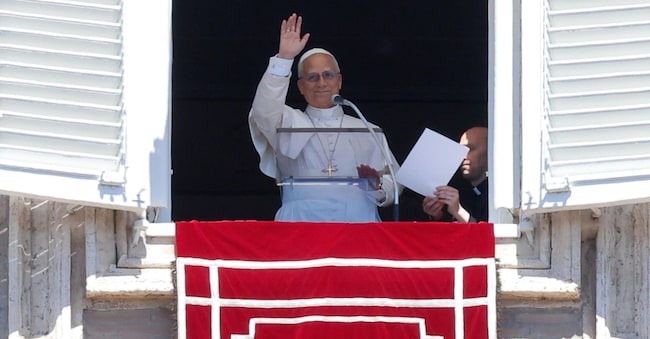 Papa Leone XIV guida la preghiera del Regina Coeli di domenica dalla finestra del suo studio affacciata su Piazza San Pietro, Città del Vaticano, 26 aprile 2026. ANSA/GIUSEPPE LAMI ANSA