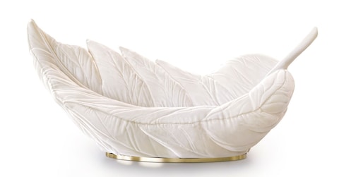 Feather Sofa di Studio Job, un day bed, a forma di piuma in cashmere lavorato a mano: il paradosso della leggerezza che sostiene.