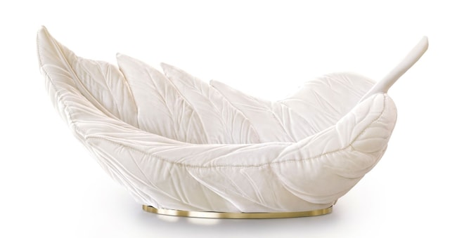 Feather Sofa di Studio Job, un day bed, a forma di piuma in cashmere lavorato a mano: il paradosso della leggerezza che sostiene.