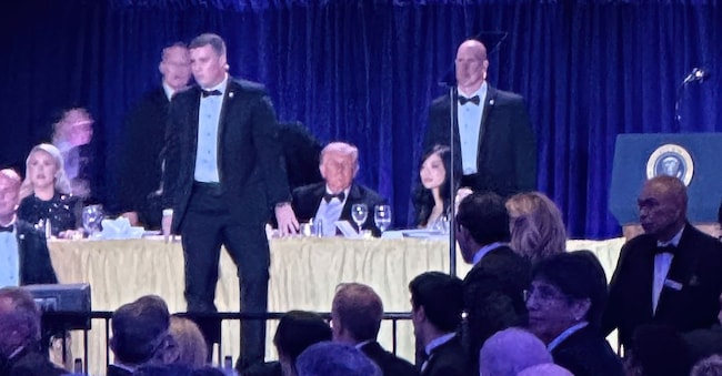 Agenti dei servizi segreti statunitensi circondano il presidente Donald Trump dopo una sparatoria avvenuta all'esterno della sala da ballo durante la cena dei corrispondenti della Casa Bianca, sabato 25 aprile 2026, a Washington. (AP Photo/Alex Brandon)      Associated Press/ LaPresse Solo Italia e Spagna APN