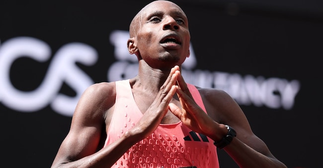 Sebastian Sawe, del Kenya, festeggia la vittoria nella gara maschile della Maratona di Londra, domenica 26 aprile 2026. (Foto AP/Ian Walton)      Associated Press/ LaPresse Solo Italia e Spagna APS