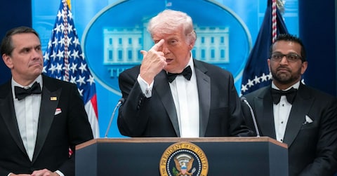Il presidente Donald Trump gesticola mentre parla nella sala conferenze stampa James Brady alla Casa Bianca, dopo una sparatoria avvenuta all’esterno della sala da ballo durante la cena annuale dell’Associazione dei corrispondenti della Casa Bianca a Washington, sabato 25 aprile 2026, mentre il procuratore generale ad interim Todd Blanche e il direttore dell’FBI Kash Patel ascoltano. (AP Photo/Jose Luis Magana) Associated Press/ LaPresse