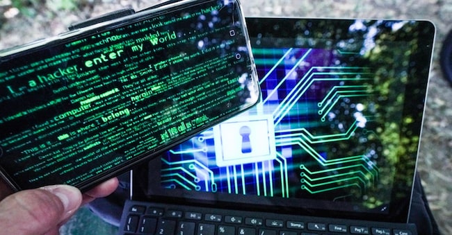 Un'immagine che simula e rappresenta la figura di un hacker impegnato in un attacco informatico ANSA