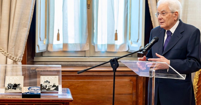 Il Presidente Sergio Mattarella nel corso dell'incontro con Rosy Bindi, Presidente del Comitato nazionale Centenario Don Milani, e una delegazione del comitato, in occasione della presentazione del libro su Don Milani, Roma, 27 Aprile 2026. (ANSA/US Quirinale Paolo Giandotti) ANSA