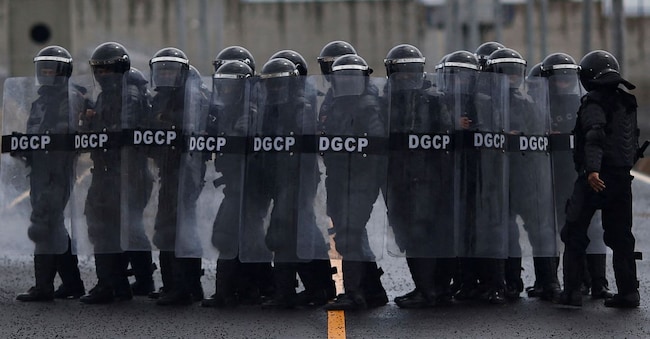 FOTO D'ARCHIVIO: Agenti penitenziari in tenuta antisommossa partecipano a un'esercitazione durante una visita al complesso del "Centro di detenzione per terroristi" (CECOT), che secondo il presidente di El Salvador, Nayib Bukele, è stato progettato per ospitare 40.000 detenuti, a Tecoluca, El Salvador, il 12 ottobre 2023. REUTERS/Jose Cabezas Reuters