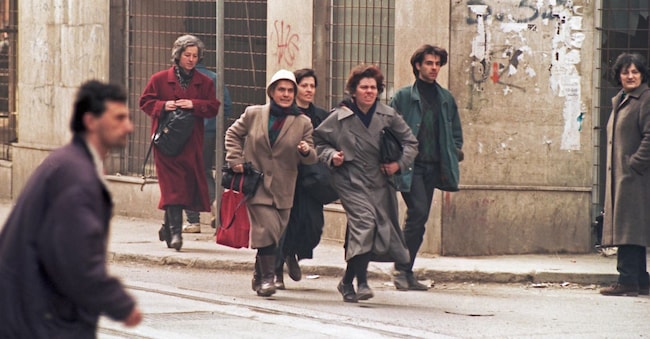  IPP/picture alliance/Caro / Kaiser
Sarajevo - Bosnia Erzegovina 1993
L'assedio di Sarajevo iniziò il 5 aprile 1992 e fu il più lungo nella storia della città. Il centro di Sarajevo fu completamente circondato. Secondo il governo della Bosnia ed Erzegovina, 10.615 persone di tutte le etnie, tra cui 1.601 bambini, caddero vittime dell'assedio e dei combattimenti. Circa 50.000 persone rimasero ferite, alcune gravemente, da granate, mine o colpi di cecchino. Qui: mentre i cecchini serbi aprivano il fuoco, la gente scappava per salvarsi la vita.
- picture alliance / Caro