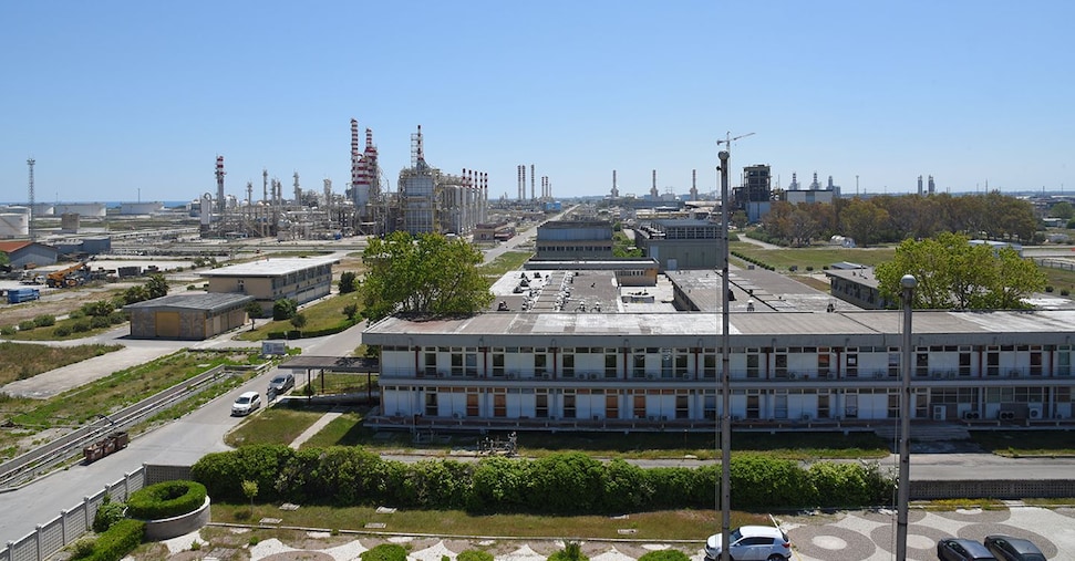 Brindisi, sindacati e Regione in difesa del petrolchimico