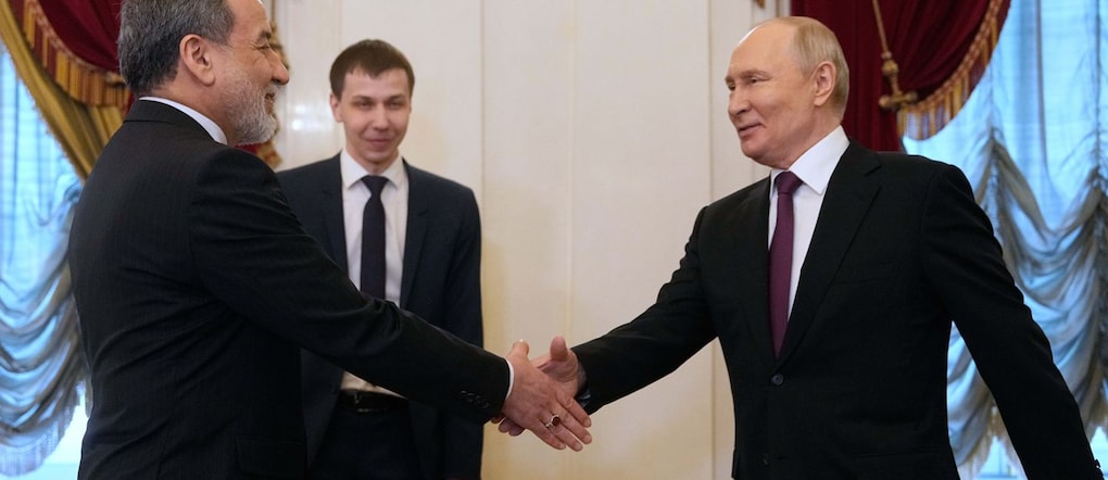 Il presidente russo Vladimir Putin, a destra, stringe la mano al ministro degli Esteri iraniano Abbas Araghchi durante il loro incontro alla Biblioteca presidenziale Boris Eltsin, a San Pietroburgo, in Russia, lunedì 27 aprile 2026. (AP Photo/Dmitri Lovetsky, Pool)      Associated Press/ LaPresse Solo Italia e Spagna APN