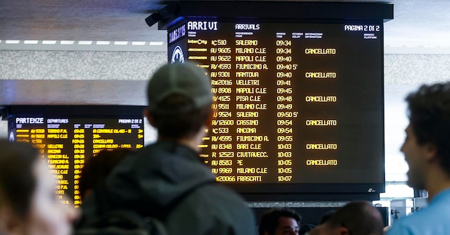 Passeggeri durante lo sciopero dei treni alla stazione ferroviaria di Termini, Roma, 23 maggio 2025.  ANSA