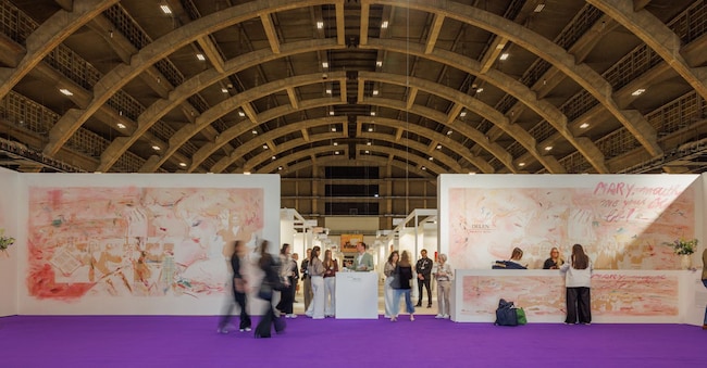 L’ingresso di Art Brussels 2026, fotografia di Martin Pilette per Bureau Rouge. Courtesy Art Brussels