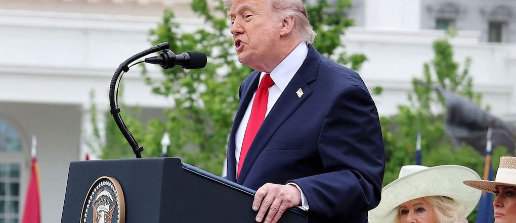 Il presidente degli Stati Uniti Donald Trump tiene un discorso insieme alla regina Camilla e alla first lady Melania Trump durante la cerimonia di benvenuto ufficiale sul Prato Sud, nel secondo giorno della visita di Stato del re Carlo III e della regina Camilla negli Stati Uniti d'America, il 28 aprile 2026 a Washington, DC.    Chris Jackson/Pool via REUTERS via REUTERS