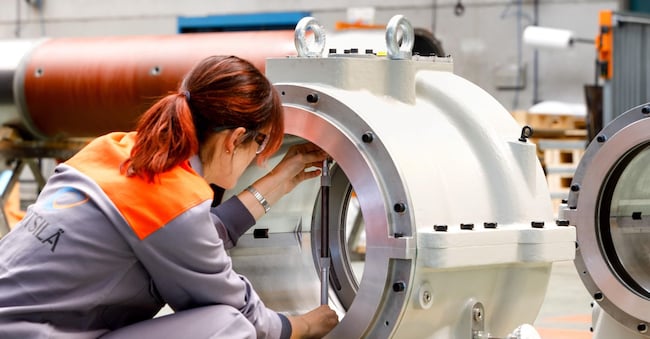 WÄRTSILÄ WARTSILA INDUSTRIA AZIENDA STABILIMENTO PRODUZIONE MOTORI DIESEL SISTEMI DI PROPULSIONE E GENERAZIONE D'ENERGIA PER USO MARINO OPERAIA OPERAIE  LAVORO MECCANICA MECCANICHE IMAGOECONOMICA