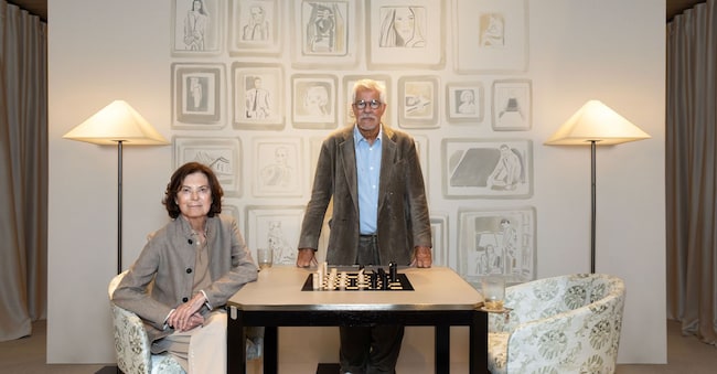 Eredi creativi. Silvana Armani e Leo Dell’Orco, rispettivamente responsabili delle collezioni donna e uomo del gruppo Armani, circondati da mobili e complementi della linea Armani/Casa