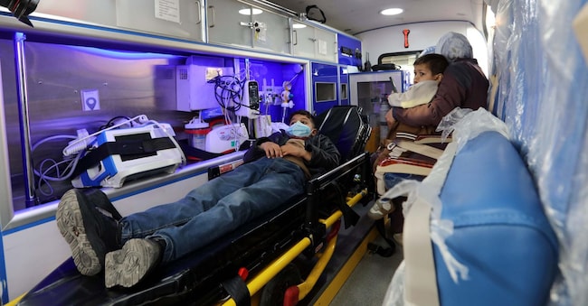 Bambini palestinesi feriti vengono trasportati in ambulanza al loro arrivo per ricevere cure mediche al valico di King Hussein Bridge a South Shuna, in Giordania, il 27 aprile 2026.  EPA/MOHAMED ALI EPA