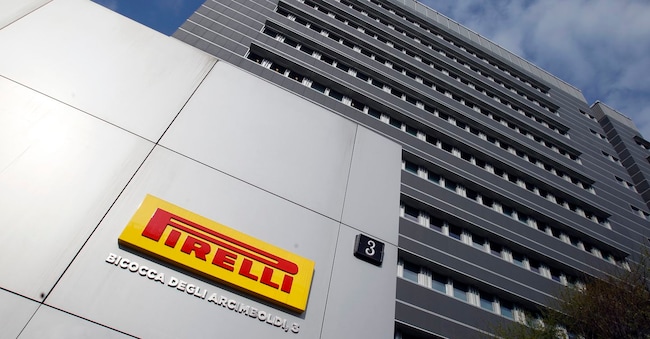 L'edificio della sede centrale di Pirelli a Milano. REUTERS/Alessandro Garofalo  (ITALIA - Tag: TRASPORTI AFFARI) REUTERS