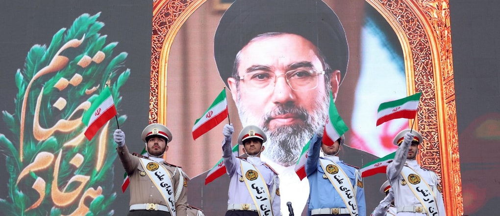 Membri dell'esercito iraniano sventolano bandiere nazionali davanti a un manifesto raffigurante la Guida Suprema iraniana, l'Ayatollah Mojtaba Khamenei, durante una manifestazione a Teheran, in Iran, il 29 aprile 2026. La manifestazione, organizzata per mostrare sostegno e solidarietà alla nuova leadership, fa seguito all'annuncio del presidente degli Stati Uniti Trump, il 21 aprile, secondo cui il cessate il fuoco tra gli Stati Uniti e l'Iran è stato prorogato a tempo indeterminato su richiesta del Pakistan, mentre rimane in vigore il blocco navale e proseguono i negoziati diplomatici.  EPA/ABEDIN TAHERKENAREH EPA