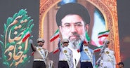 Membri dell'esercito iraniano sventolano bandiere nazionali davanti a un manifesto raffigurante la Guida Suprema iraniana, l'Ayatollah Mojtaba Khamenei, durante una manifestazione a Teheran, in Iran, il 29 aprile 2026. La manifestazione, organizzata per mostrare sostegno e solidarietà alla nuova leadership, fa seguito all'annuncio del presidente degli Stati Uniti Trump, il 21 aprile, secondo cui il cessate il fuoco tra gli Stati Uniti e l'Iran è stato prorogato a tempo indeterminato su richiesta del Pakistan, mentre rimane in vigore il blocco navale e proseguono i negoziati diplomatici.  EPA/ABEDIN TAHERKENAREH EPA