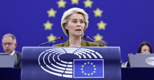La presidente della Commissione europea Ursula von der Leyen interviene durante un dibattito sul tema «La strategia dell’UE in risposta alla crisi in corso in Medio Oriente, le sue implicazioni sui prezzi dell’energia e la disponibilità di fertilizzanti» al Parlamento europeo a Strasburgo, in Francia, il 29 aprile 2026. L’attuale sessione plenaria si svolge dal 27 al 30 aprile 2026.  EPA/RONALD WITTEK EPA