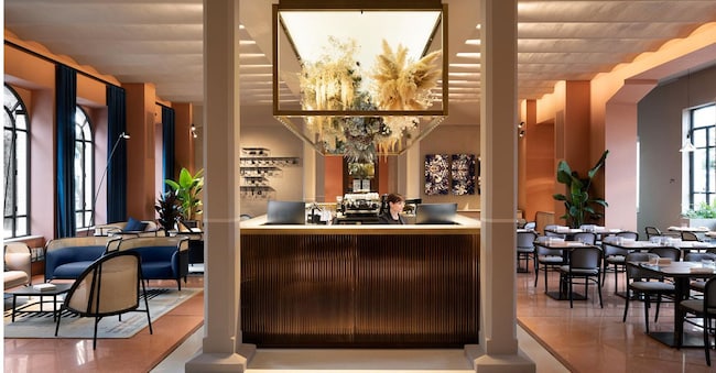 La reception di Interno Marche, hotel di Tolentino (Macerata) che occupa l’ex manifattura di Nazareno Gabrielli