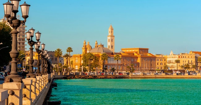 Una foto panoramica di Bari, sul fondo la Basilica di San Nicola. (AdobeStock)