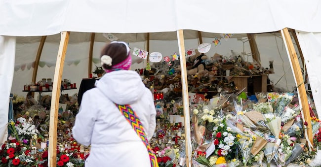  Fiori e candele sono stati deposti in memoria delle vittime dopo l’incendio divampato in un bar a Crans-Montana, in Svizzera, il 14 gennaio 2026. EPA/CYRIL ZINGARO EPA