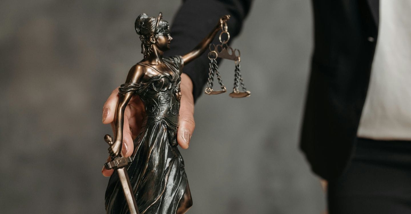 Avvocati, in 10 anni 6.400 in meno. Reddito medio: 52mila euro