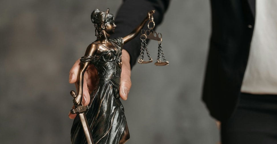 avvocati in 10 anni 6400 in meno reddito medio 52mila euro