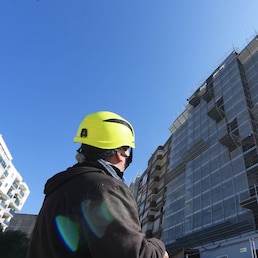 RISTRUTTURAZIONI RISTRUTTURAZIONE LAVORI EDILI EDILIZIA OPERAIO MURATORE CANTIERE IMPALCATURE PONTEGGI CASCO ELMETTO SICUREZZA PALAZZO FACCIATA PALAZZI FACCIATE IMAGOECONOMICA