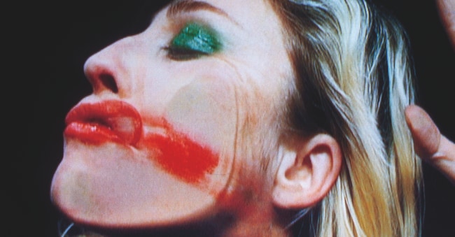 Pipilotti Rist, Be Nice To Me (Flatten 04) da Open My Glade (Flatten), 2000, installazione video di Pipilotti Rist (fotogramma dal video)  Pipilotti Rist 2026, SABAM Per gentile concessione dell’artista, Hauser & Wirth e Luhring Augustine