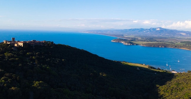  Veduta Golfo Baratti con Populonia Aerea