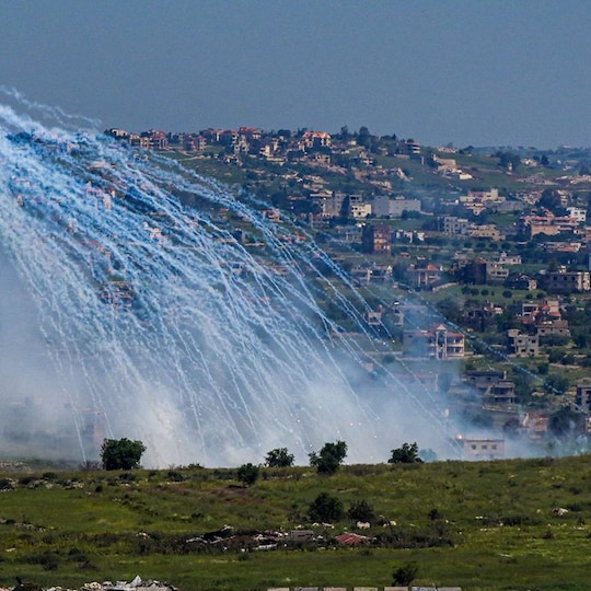 Un'esplosione di quello che sembra essere fosforo bianco lanciato dall'IDF sul versante libanese del confine tra Israele e Libano, vista dal versante israeliano del confine, 30 Απριλίου 2026. REUTERS/Ayal Margolin REUTERS