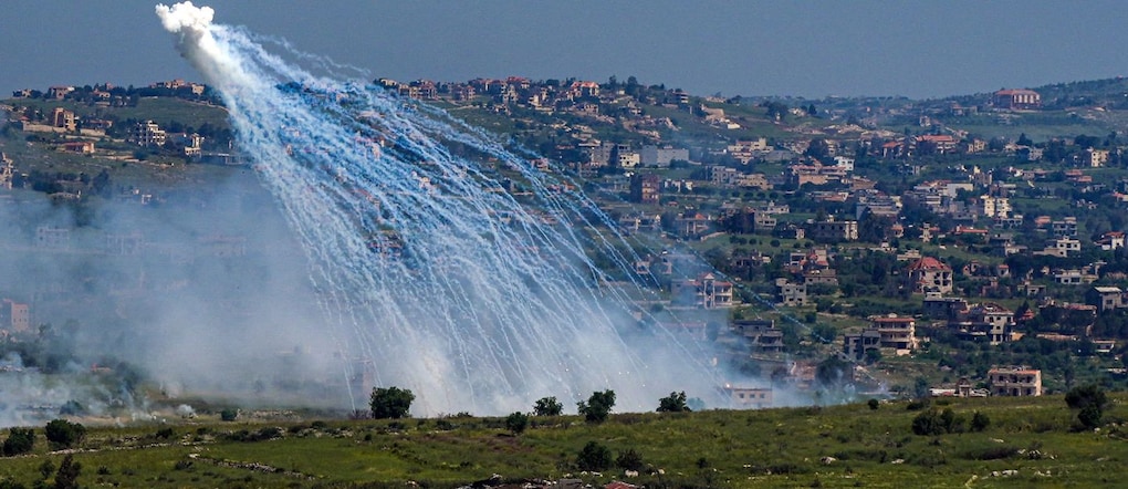 Un’esplosione di quello che sembra essere fosforo bianco lanciato dall’IDF sul versante libanese del confine tra Israele e Libano, vista dal versante israeliano del confine, 30 aprile 2026. REUTERS/Ayal Margolin  REUTERS