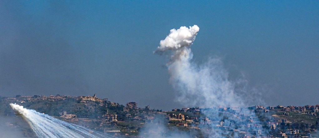 Un'esplosione di quello che sembra essere fosforo bianco lanciato dall'IDF sul versante libanese del confine tra Israele e Libano, vista dal versante israeliano del confine, 30 aprile 2026. REUTERS/Ayal Margolin  REUTERS