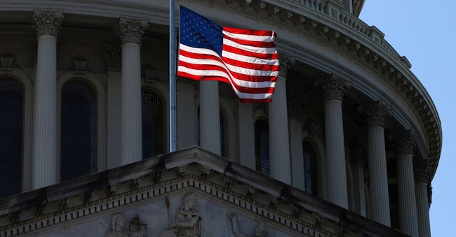La bandiera degli Stati Uniti sventola davanti alla cupola del Campidoglio a Washington, D.C., Stati Uniti, il 22 aprile 2026. REUTERS/Jonathan Ernst REUTERS
