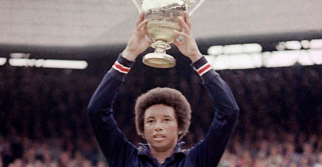  In questa foto d'archivio del 5 luglio 1975, Arthur Ashe tiene in mano il trofeo del singolare maschile dopo aver sconfitto il connazionale Jimmy Connors nella finale del torneo di singolare maschile all'All England Lawn Tennis Championship di Wimbledon, a Londra. (AP Photo/Archivio)