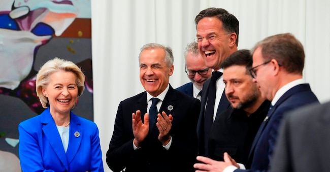 Da sinistra a destra, la presidente della Commissione europea Ursula von der Leyen , il primo ministro canadese Mark Carney, il segretario generale della Nato Mark Rutte, il presidente dell'Ucraina Volodymyr Zelenskyy e il primo ministro finlandese Petteri Orpo durante l'ottavo vertice della Comunità politica europea a Erevan, in Armenia APN