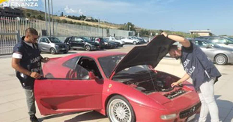 sembra una ferrari ma 232 una toyota smascherata clamorosa contraffazione a catanzaro
