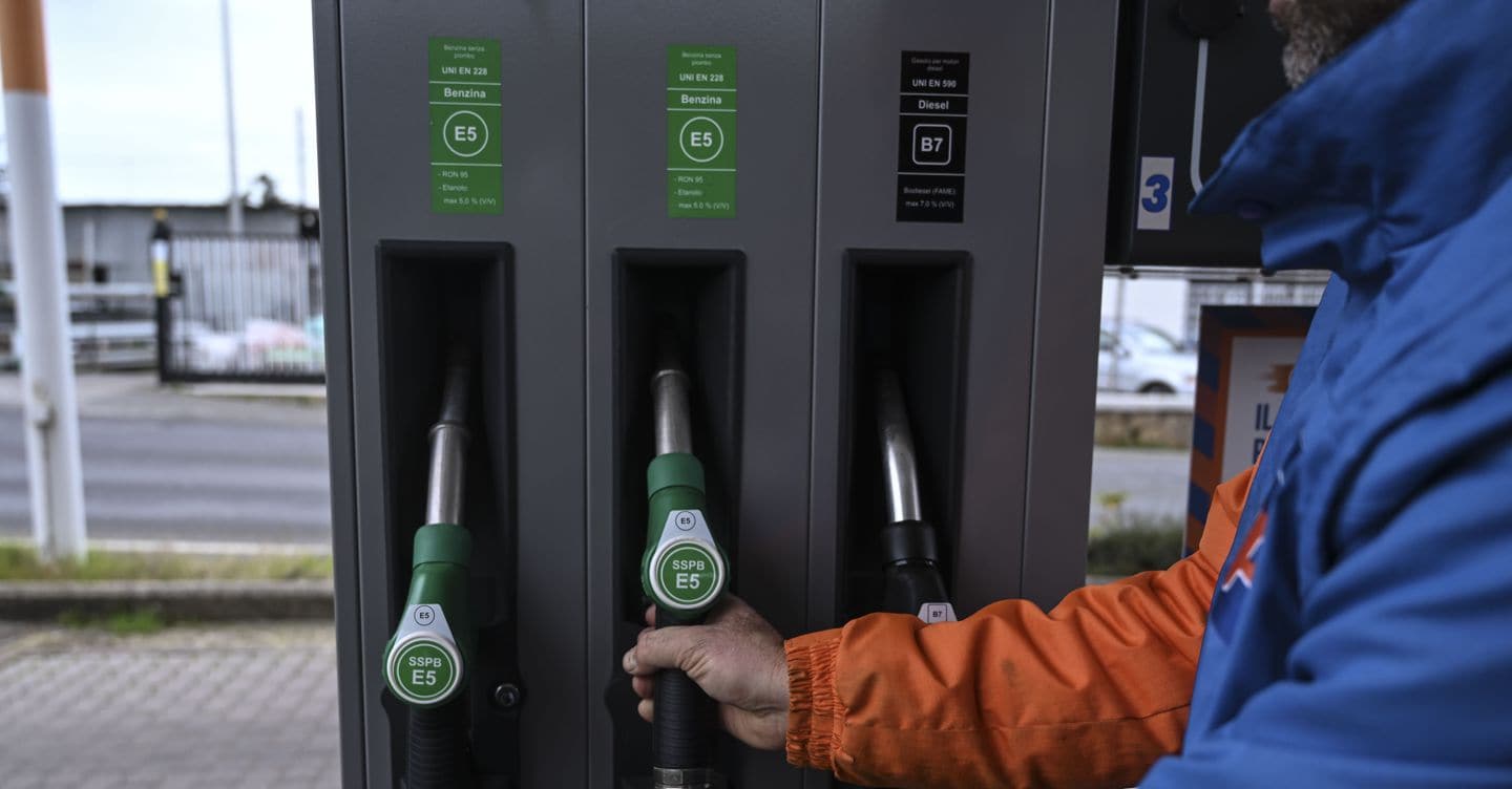 Benzina, i prezzi sfiorano 1,950 euro al litro. In Campania la più economica