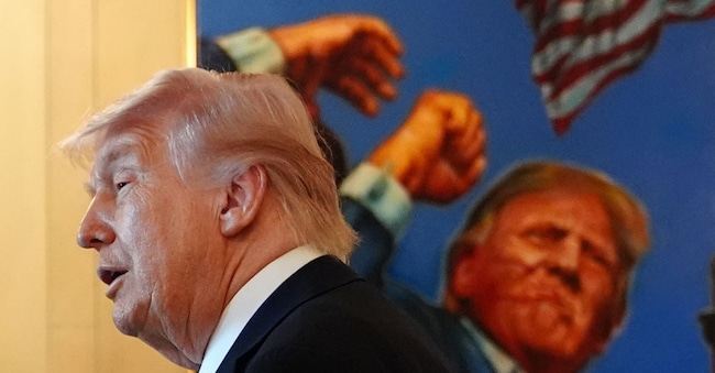Il presidente Donald Trump parla con alcuni imprenditori nel Grand Foyer della Casa Bianca, lunedì 4 maggio 2026, a Washington. (Foto AP/Jacquelyn Martin) APN